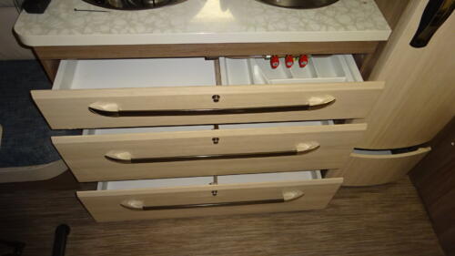 HOBBY de LUXE 460 UFe 2015 VASTBED RONDZIT  AIRCO VOORTENT - Afbeelding 17