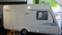 CARAVELAIR ANTARES 400 2015 VASTBED MIDDENSHIRT achter TOILET/KEUKEN 787 kg