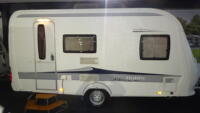 HOBBY EXCELLENT 410 SFe 2011 VASTBED (lengte) en TREINZIT Mover Voortent